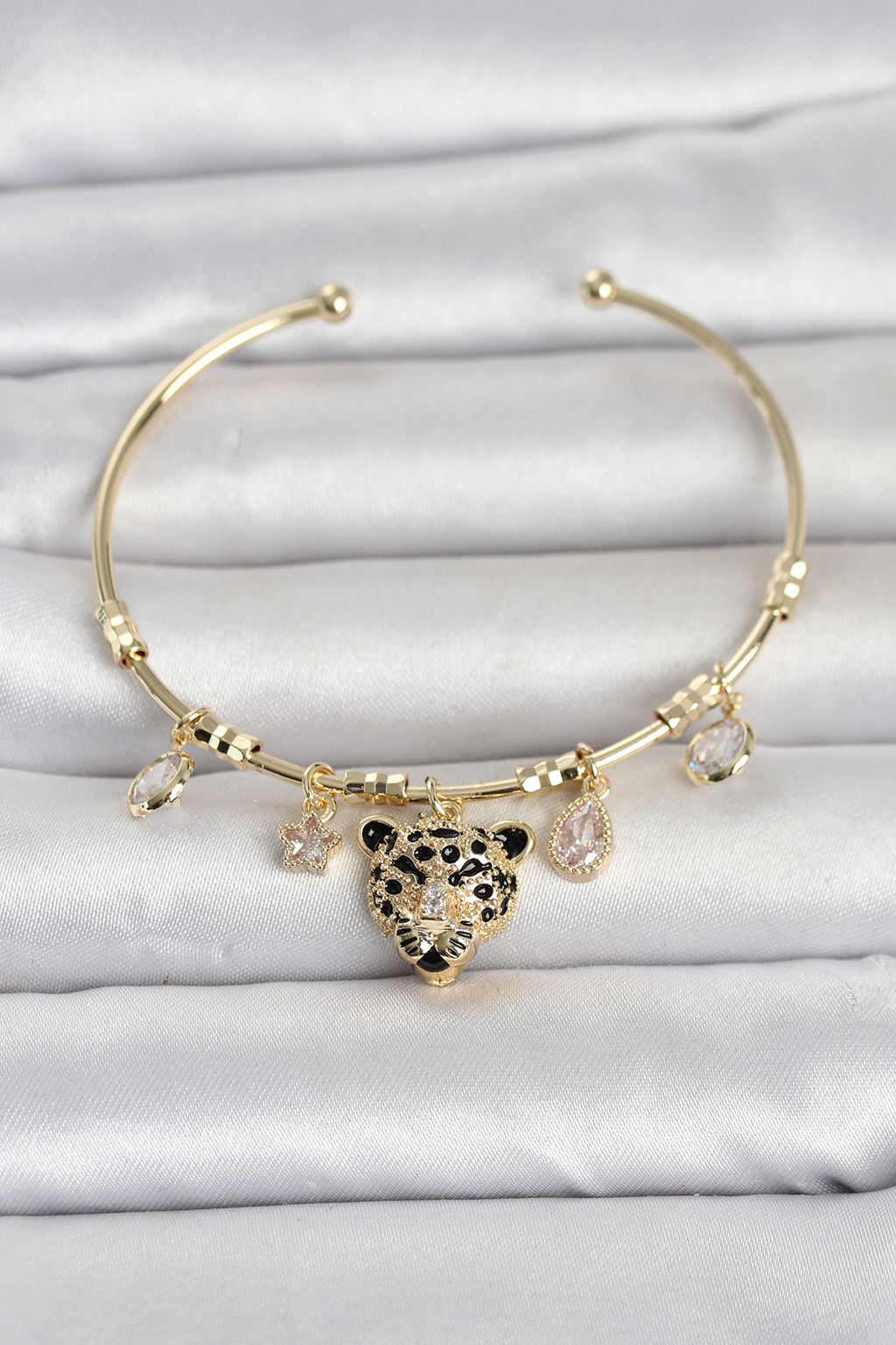 Pirinç Gold Renk Leopar Detaylı Charmlı Kadın Bileklik