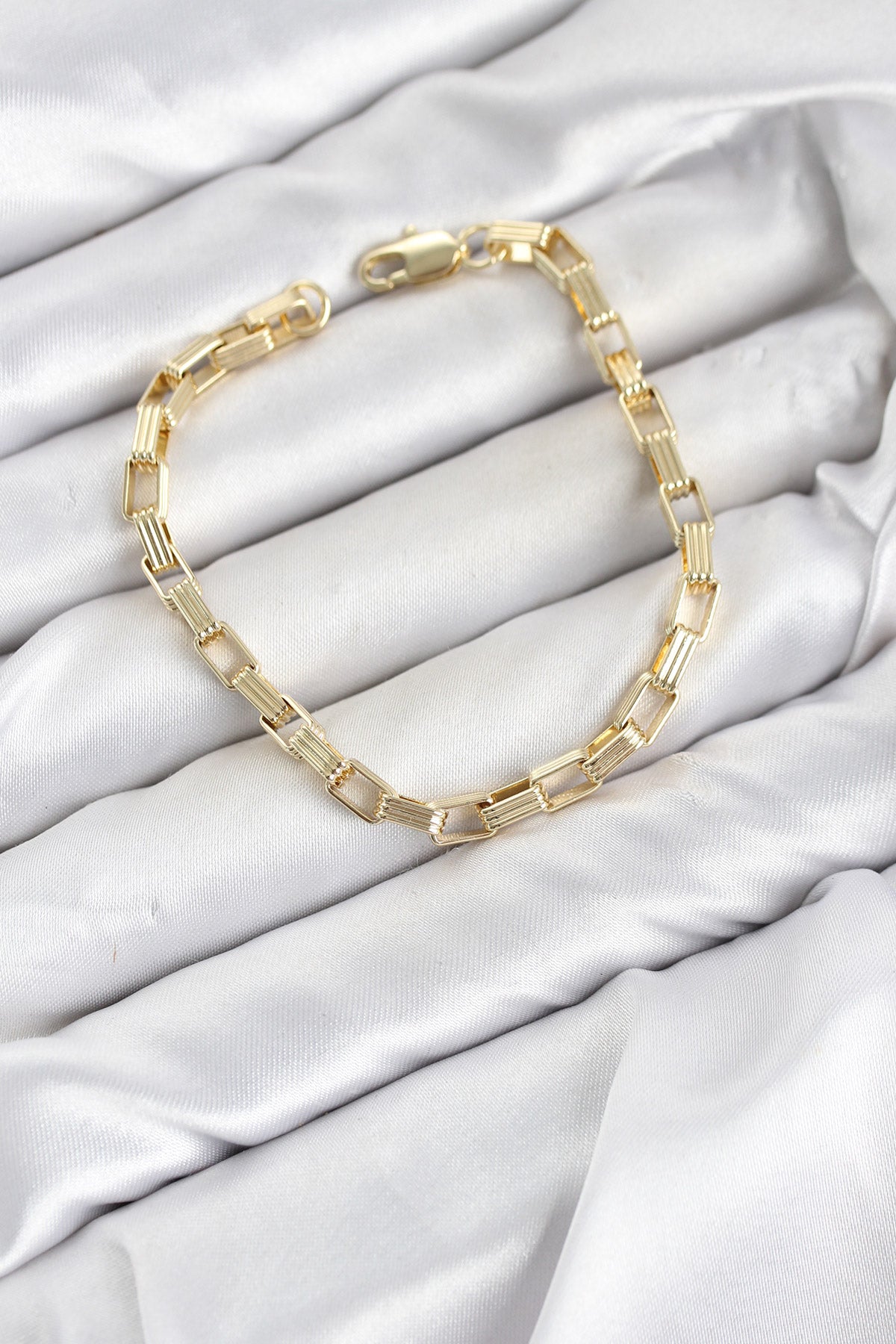 Kare Halka Model Gold Renk Pirinç Kadın Bileklik