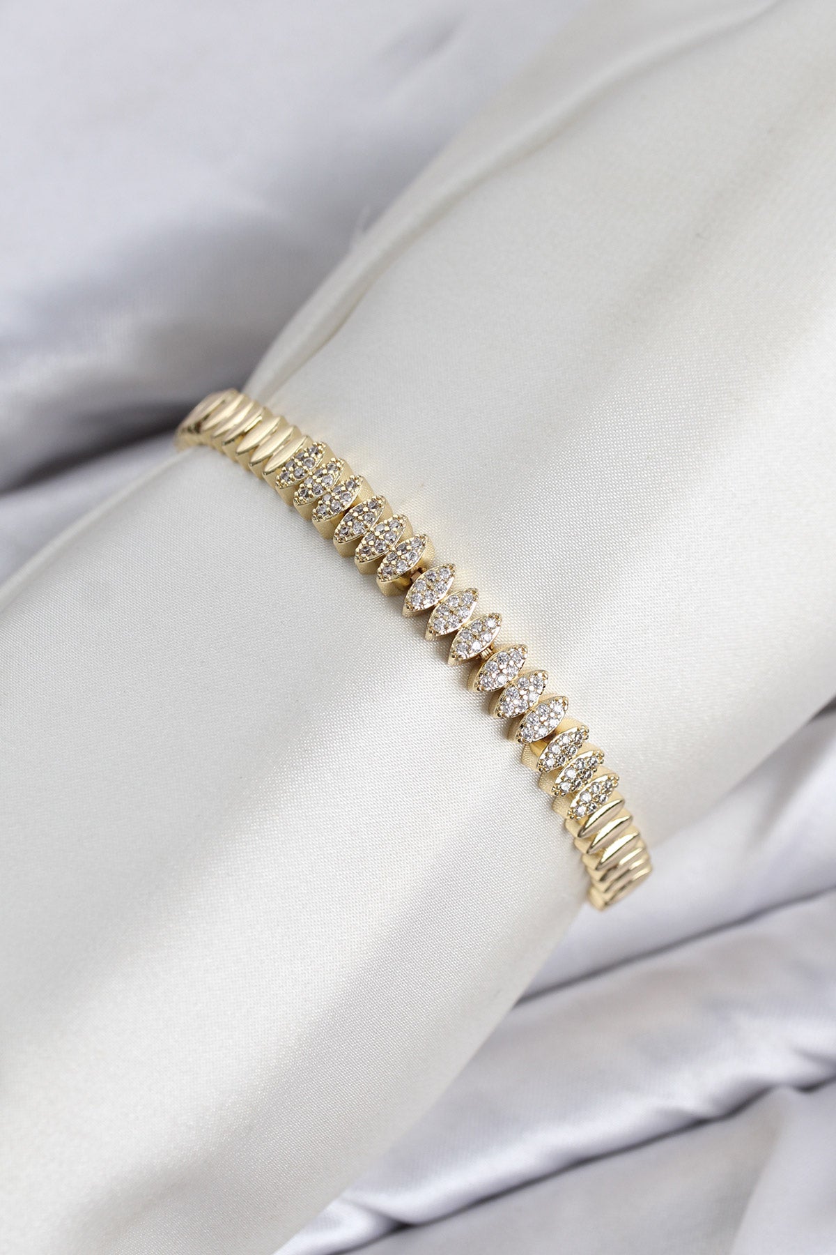 Arpa Model Zirkon Taşlı VIP Seri Gold Renk Pirinç Kadın Bileklik